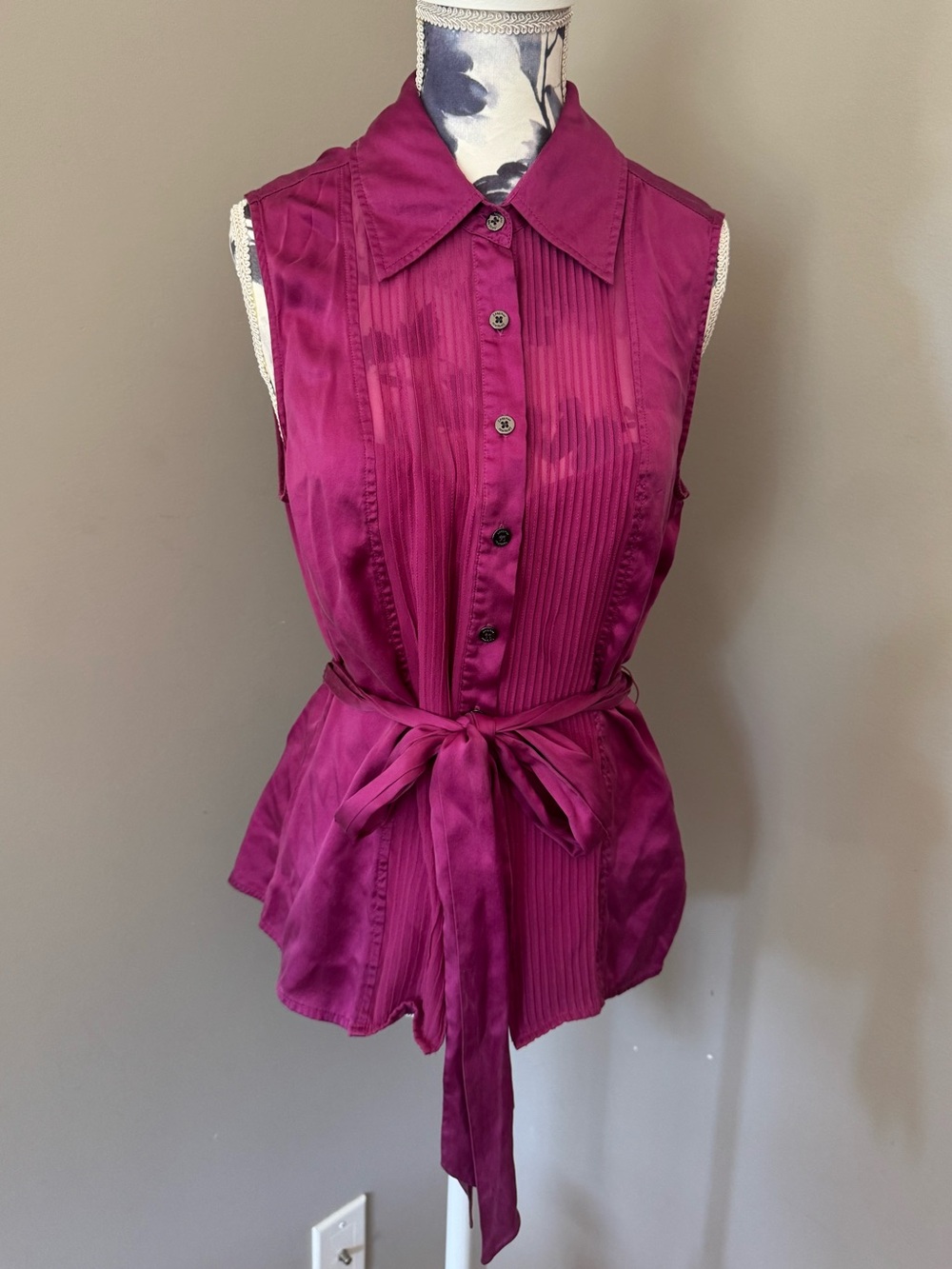 Y2K Marciano Sleeveless Pintuck Button Front Blouse in Fuchsia 100% Silk